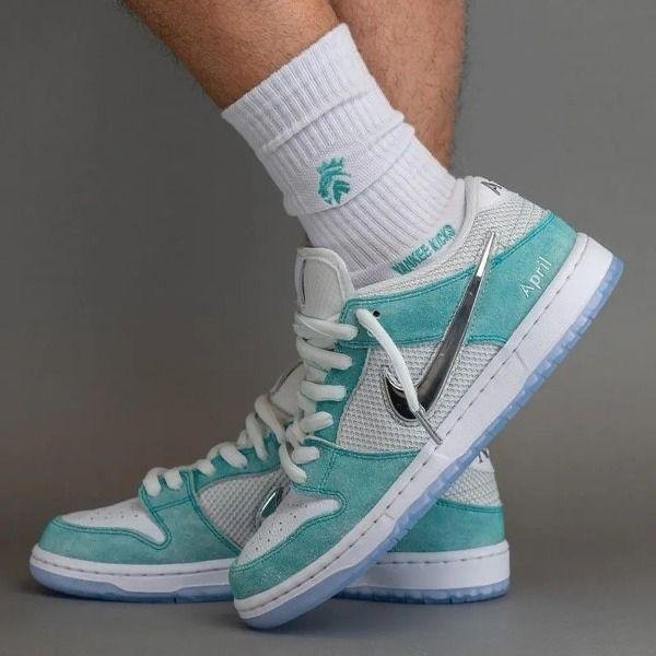 NIKE SB DUNK APRIL