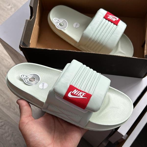 NIKE SLIPPERS