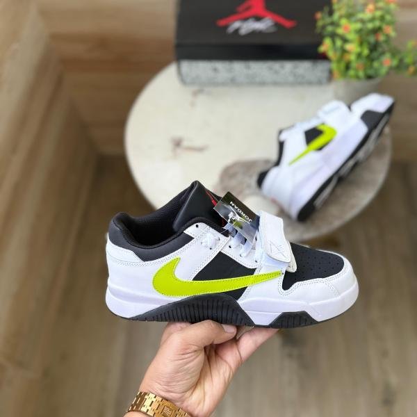 AIR JORDANS RETRO Travis Scott cut the check YELLOW