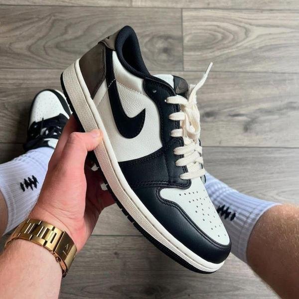 AIR JORDANS ONE MOCHA LOW