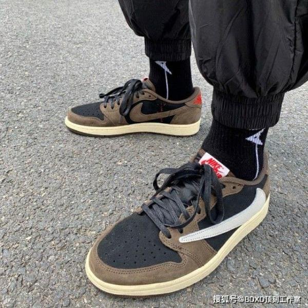 AIR JORDANS RETRO ONE TRAVIS SCOTT LOW MOCHA