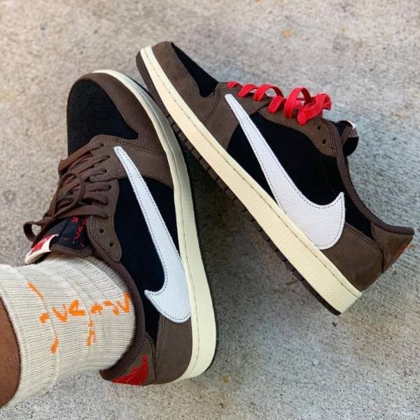 AIR JORDANS RETRO ONE TRAVIS SCOTT LOW MOCHA