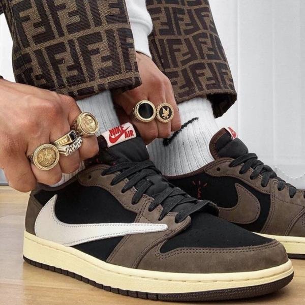 AIR JORDANS RETRO ONE TRAVIS SCOTT LOW MOCHA