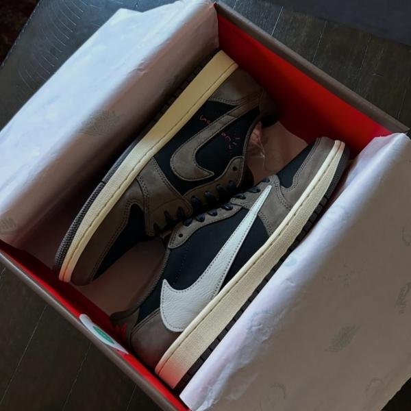 AIR JORDANS RETRO ONE TRAVIS SCOTT LOW MOCHA